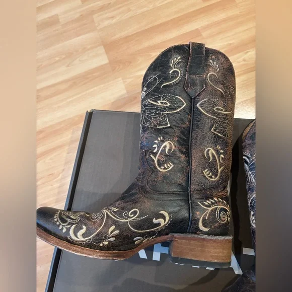 Women's Embroidered Ariat Western Boots - Picture 8 of 16